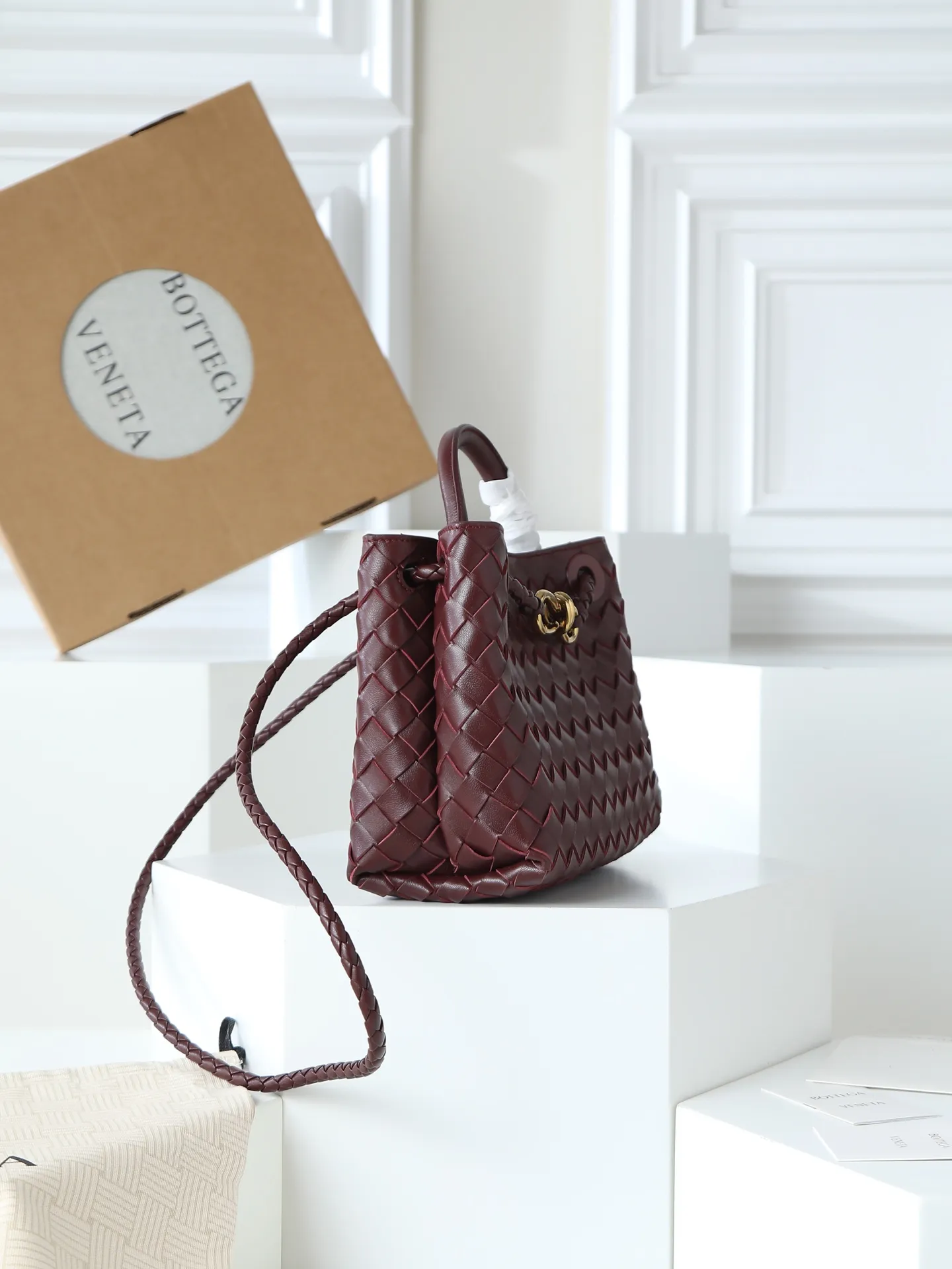 1300. Andiamo is shipping‼ ️Really popular🔥The new Andiamo woven handbag launched by Bottega Veneta this season is really popular all over the world! ! Celebrities at home and abroad have worn it, and Oscar-winning actress Michelle Yeoh has taken it out on the street. Song Jia, Trai Yala, Yu Feihong, Sanji Ayaka, Rosie Hunting-Whiteley, Yoshioka Riho, etc. have all worn this bag. It is classic and versatile and shows off your temperament, and the bag capacity is also large, which is very convenient for daily commuting! ! A variety of carrying methods, the shoulder straps can be adjusted by yourself, the original lambskin feels soft and delicate, and the unisex style breaks the gender boundaries and brings a more practical and long-lasting use experience. Andiamo, which has both elegant and casual styles, perfectly interprets the true appearance of "fashionable old money style". Style number: 766014 Size: 25*22*10.5cm
